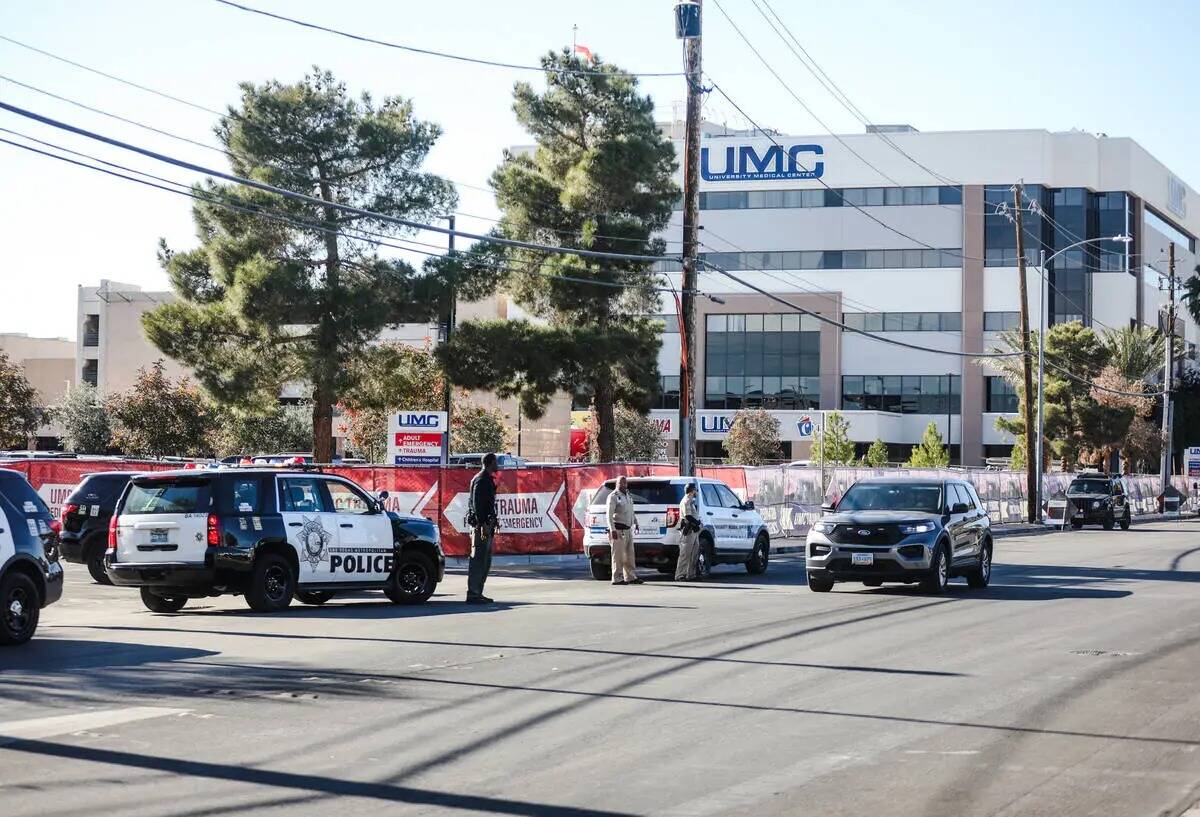 Presencia policial en el exterior del hospital UMC de Las Vegas, el miércoles 6 de diciembre d ...