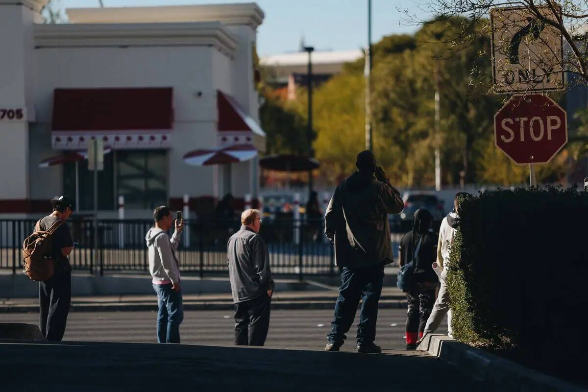 La policía patrulla en Maryland Parkway después de un tiroteo en el campus de la UNLV en Las ...