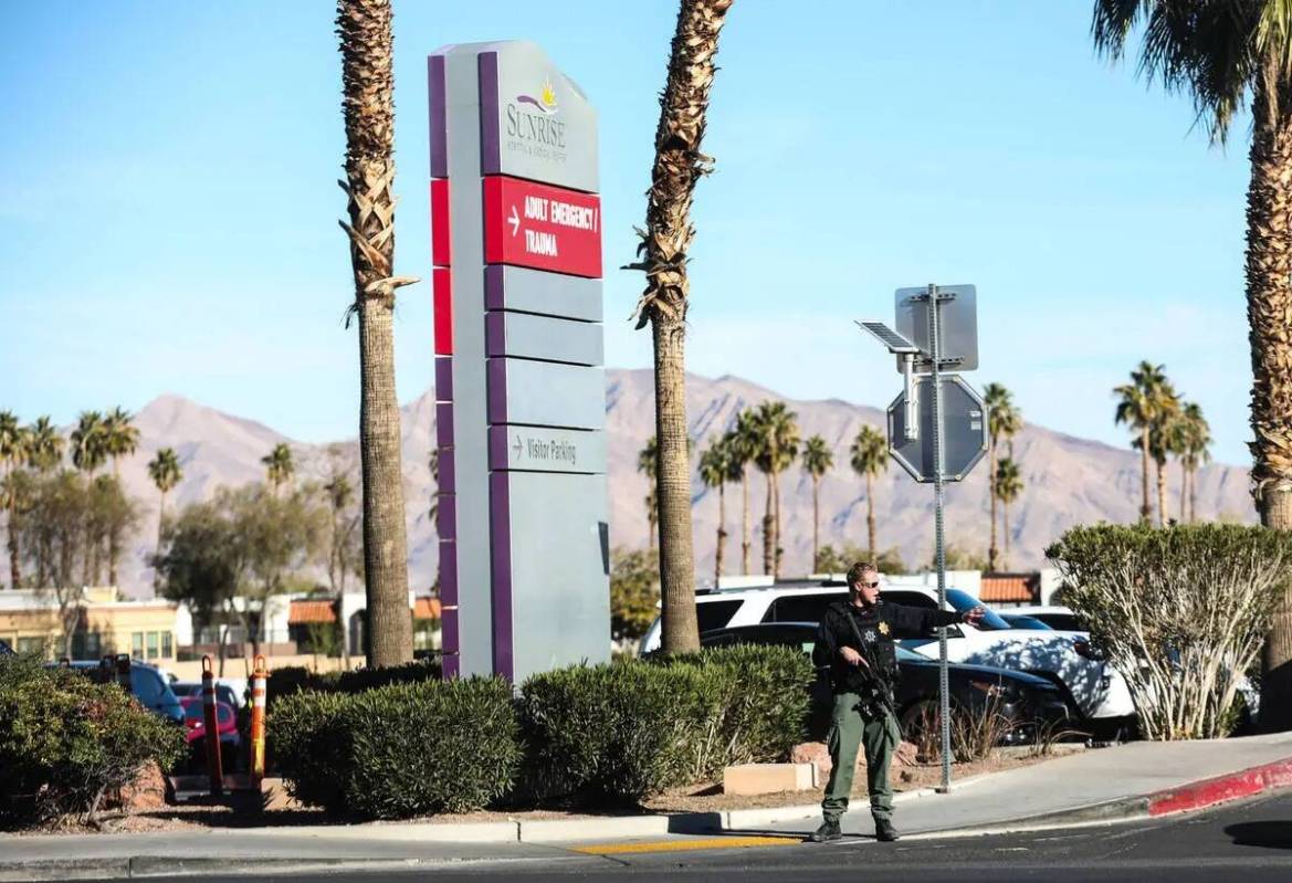 La policía patrulla en Maryland Parkway después de un tiroteo en el campus de la UNLV en Las ...