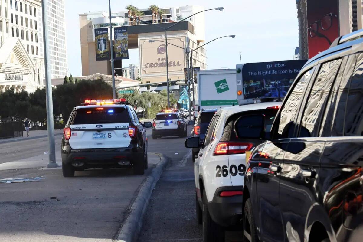 La policía patrulla en Maryland Parkway después de un tiroteo en el campus de la UNLV en Las ...