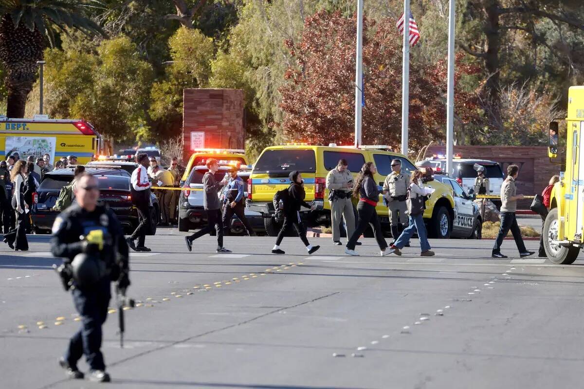 La policía patrulla en Maryland Parkway después de un tiroteo en el campus de la UNLV en Las ...