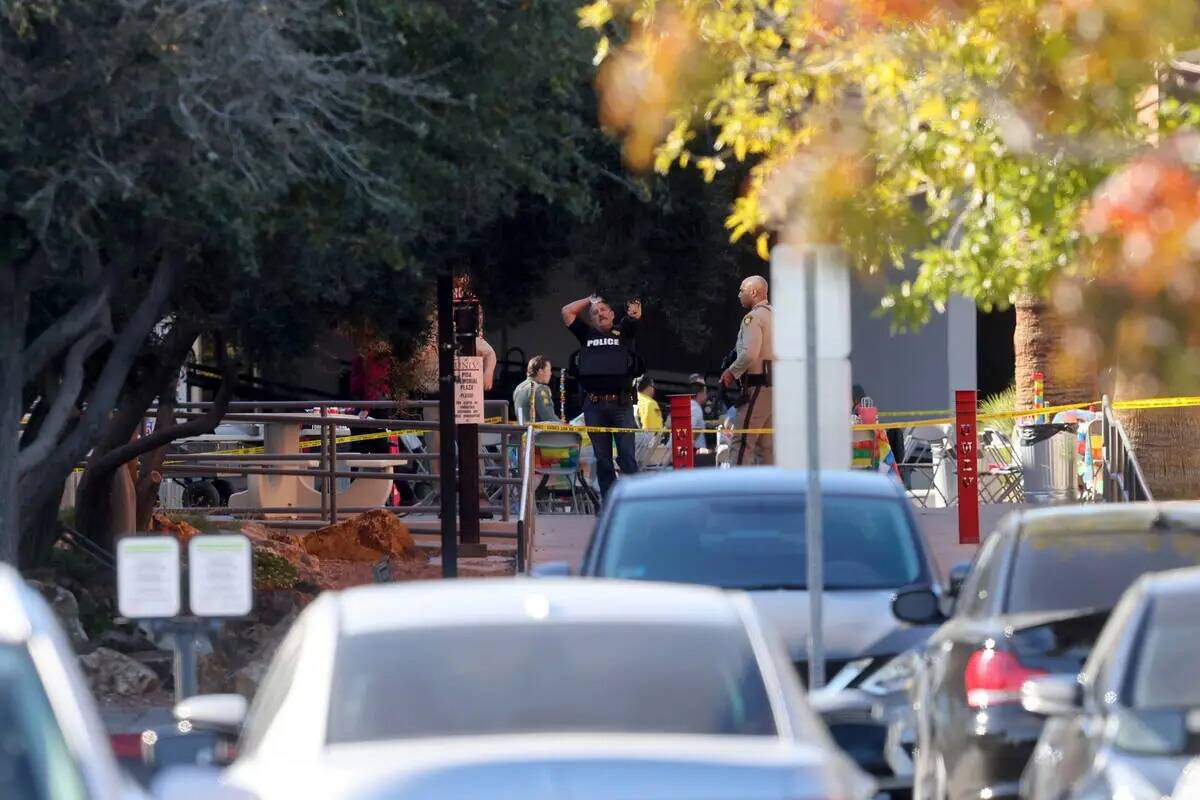 La policía patrulla en Maryland Parkway después de un tiroteo en el campus de la UNLV en Las ...