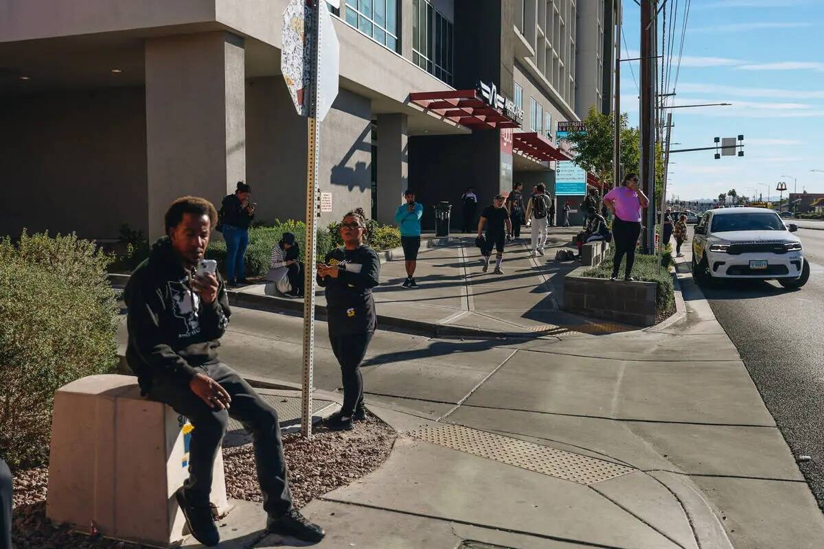 La gente atiende los llamados en el campus de la UNLV durante un tiroteo el miércoles 6 de dic ...