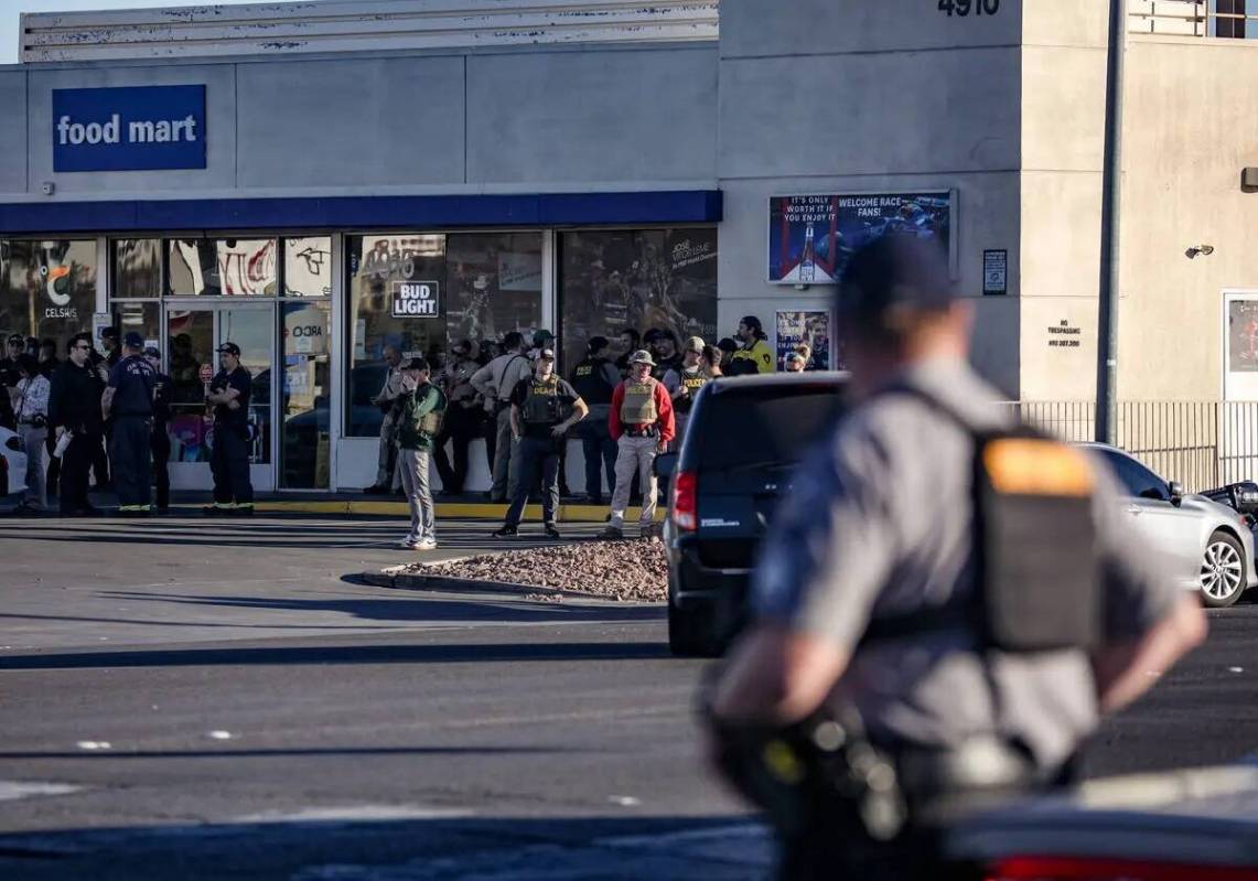 Presencia policial en el exterior del Best Western en Paradise Road en Las Vegas, miércoles 6 ...