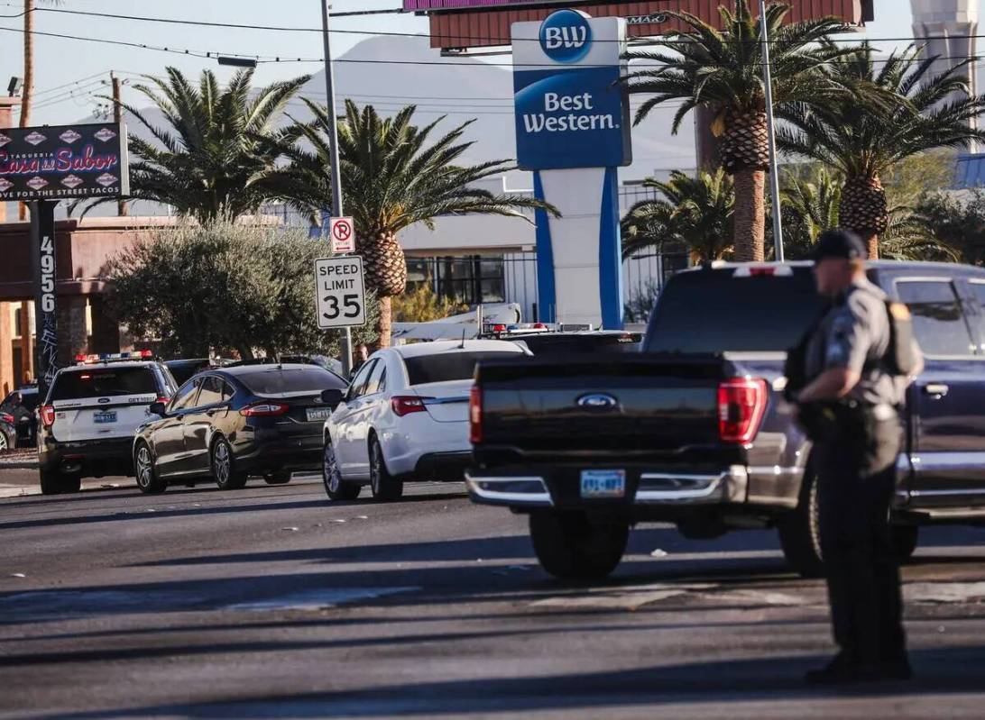 La policía patrulla en Maryland Parkway después de un tiroteo en el campus de la UNLV en Las ...