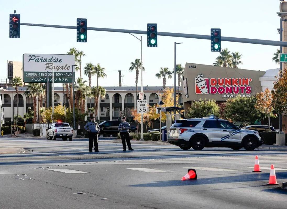 La policía patrulla en Maryland Parkway después de un tiroteo en el campus de la UNLV en Las ...