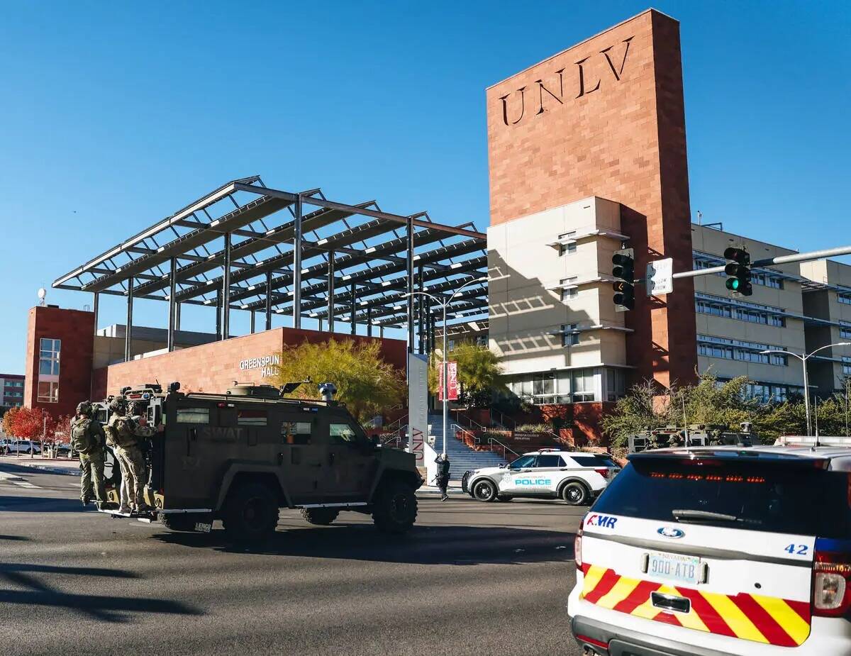 SWAT se ve en la escena de un tiroteo en el campus de UNLV el miércoles, 6 de diciembre de 202 ...