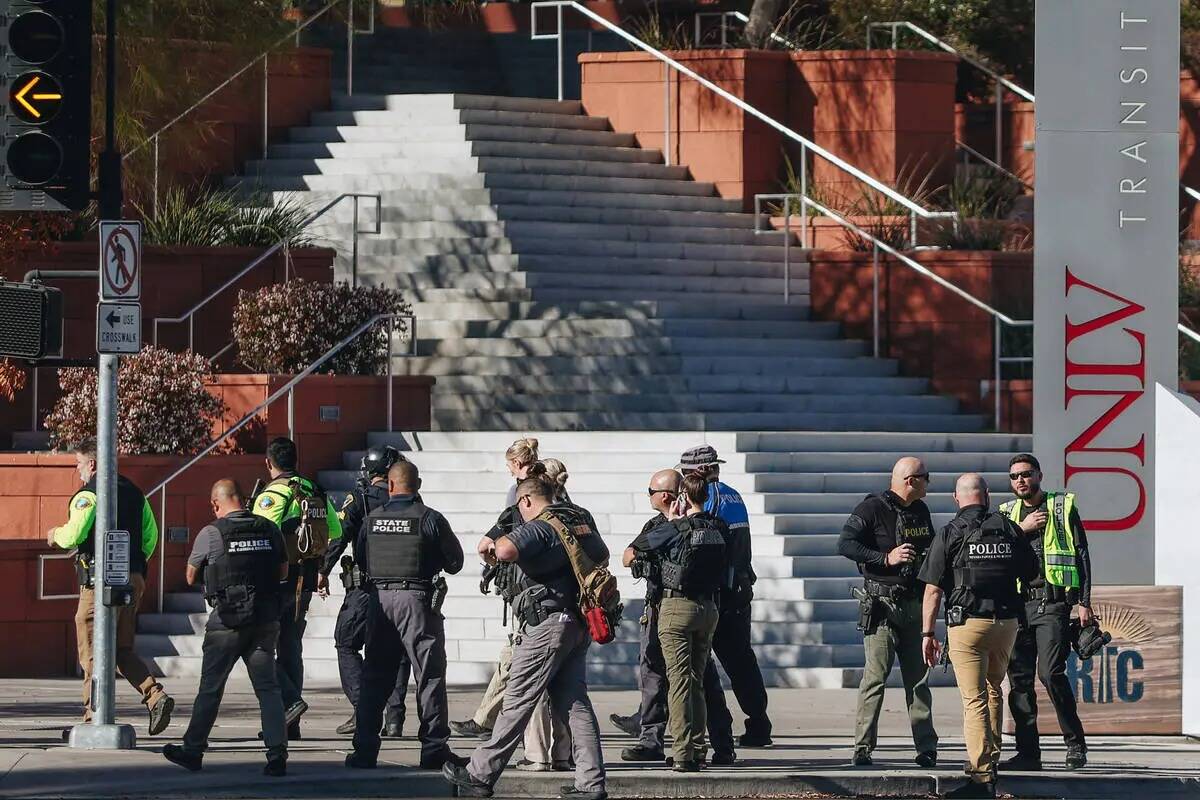 La policía en el lugar de un tiroteo en el campus de la UNLV el miércoles 6 de diciembre de 2 ...