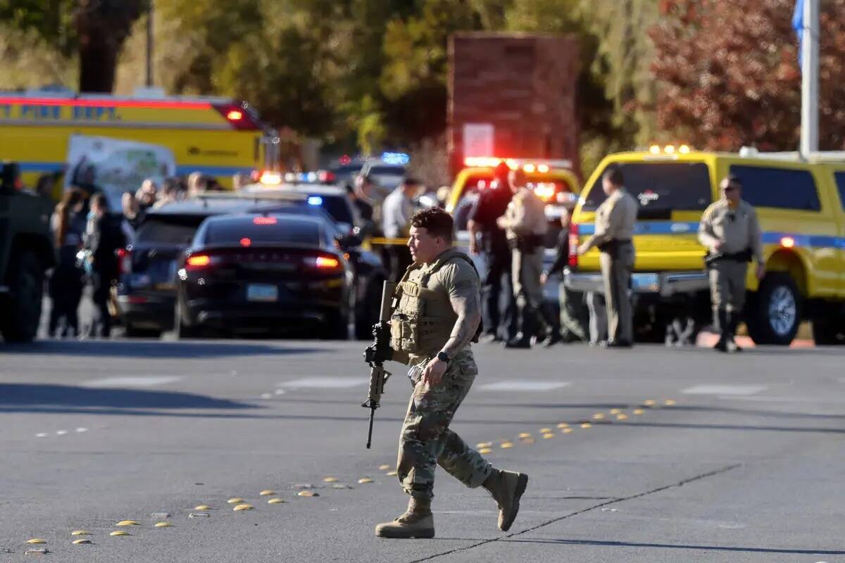 La policía evacua a los estudiantes en Harmon Avenue cerca de Maryland Parkway después de un ...