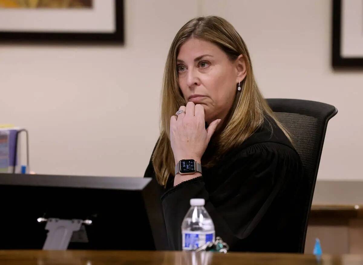 La jueza del Tribunal Familiar del Condado Clark, Amy Mastin, preside durante una audiencia de ...