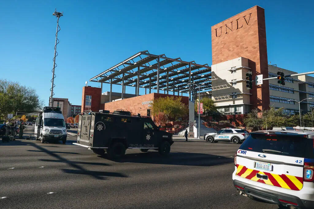 Se ve a SWAT en la escena de un tiroteo en el campus de la UNLV el miércoles 6 de diciembre de ...