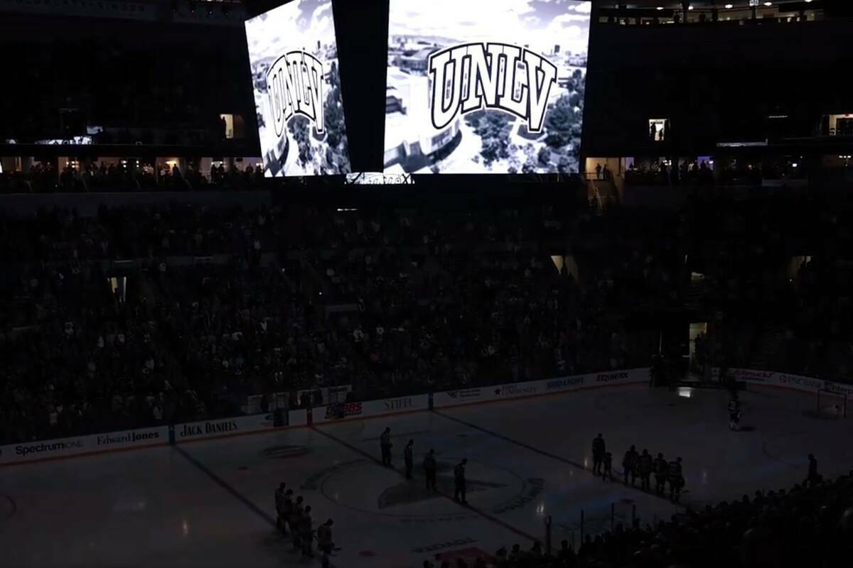 Los St. Louis Blues guardan un minuto de silencio por las víctimas del tiroteo en UNLV antes d ...