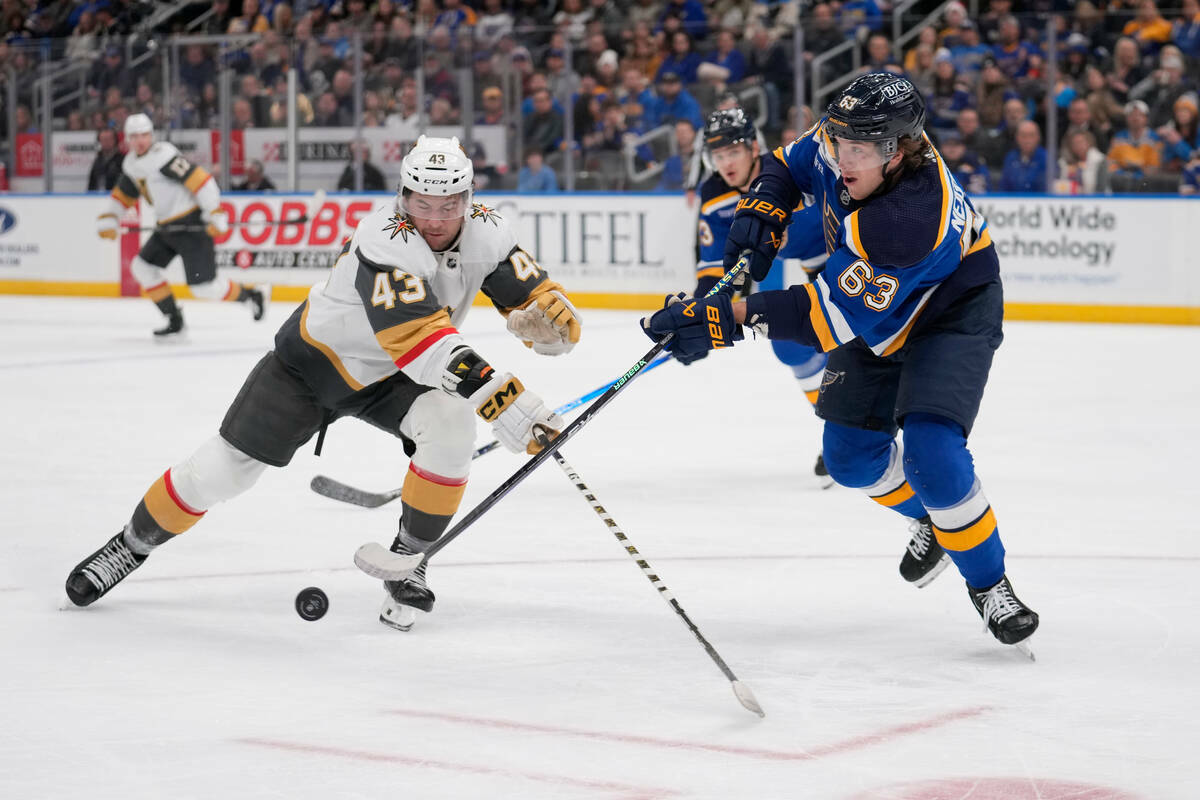 Jake Neighbours (63) de Louis Blues y Paul Cotter (43) de Vegas Golden Knights luchan por un pu ...