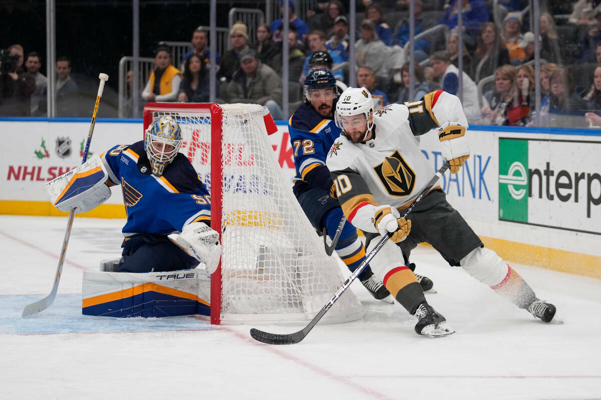 Nicolas Roy (10) de Vegas Golden Knights maneja el puck mientras el portero de St. Louis Blues ...