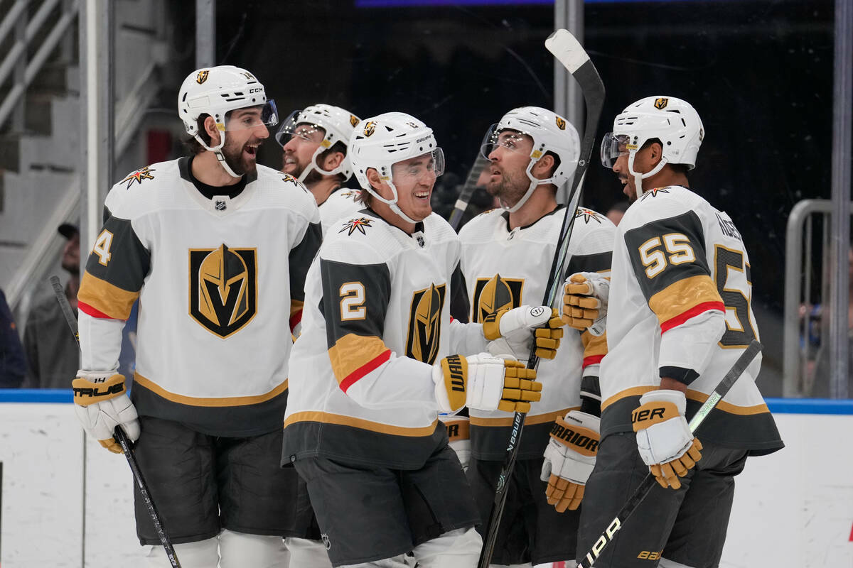 Zach Whitecloud (2) de Vegas Golden Knights es felicitado por sus compañeros de equipo despué ...