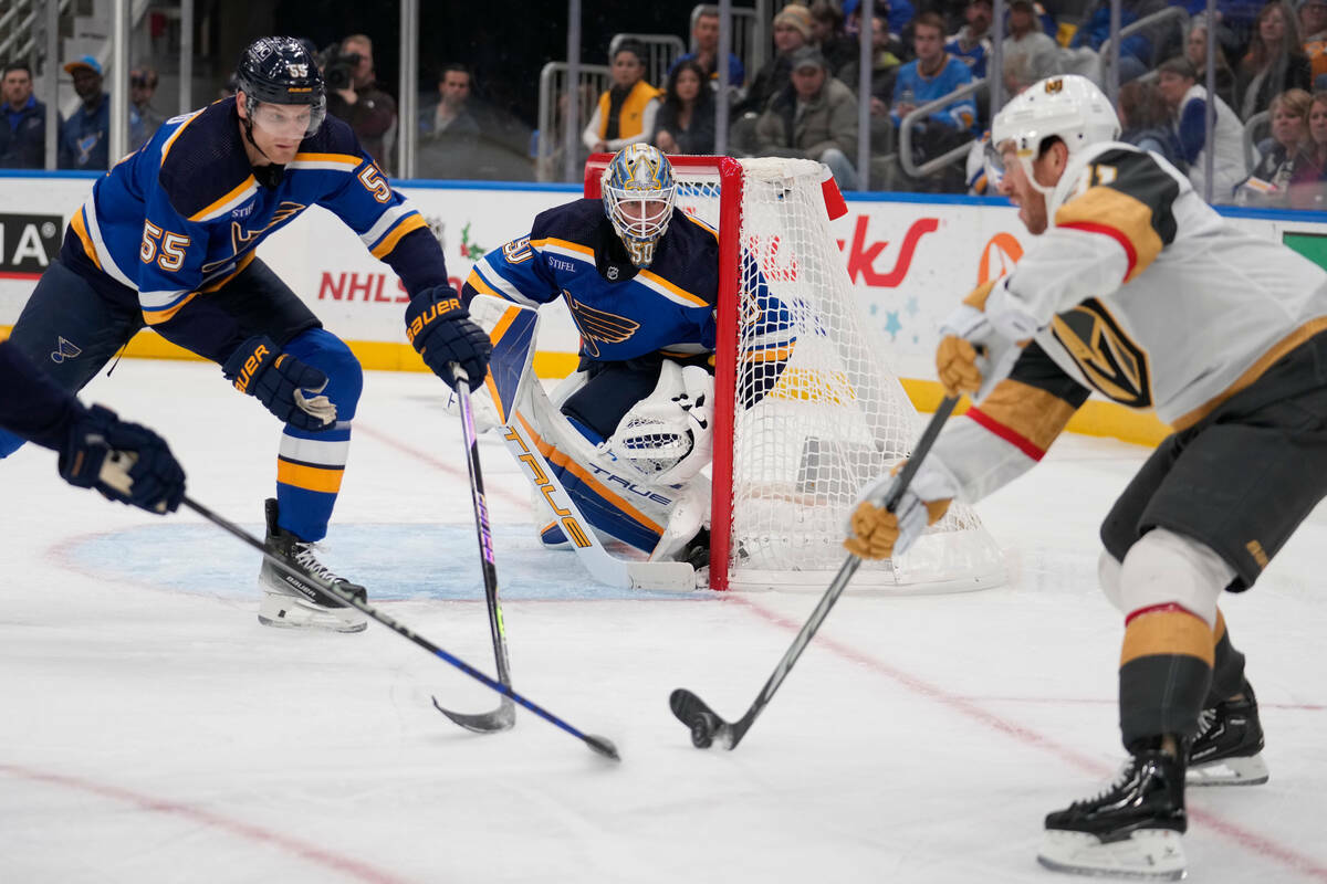 El portero de St. Louis Blues Jordan Binningtonn (50) en acción durante el primer periodo de u ...