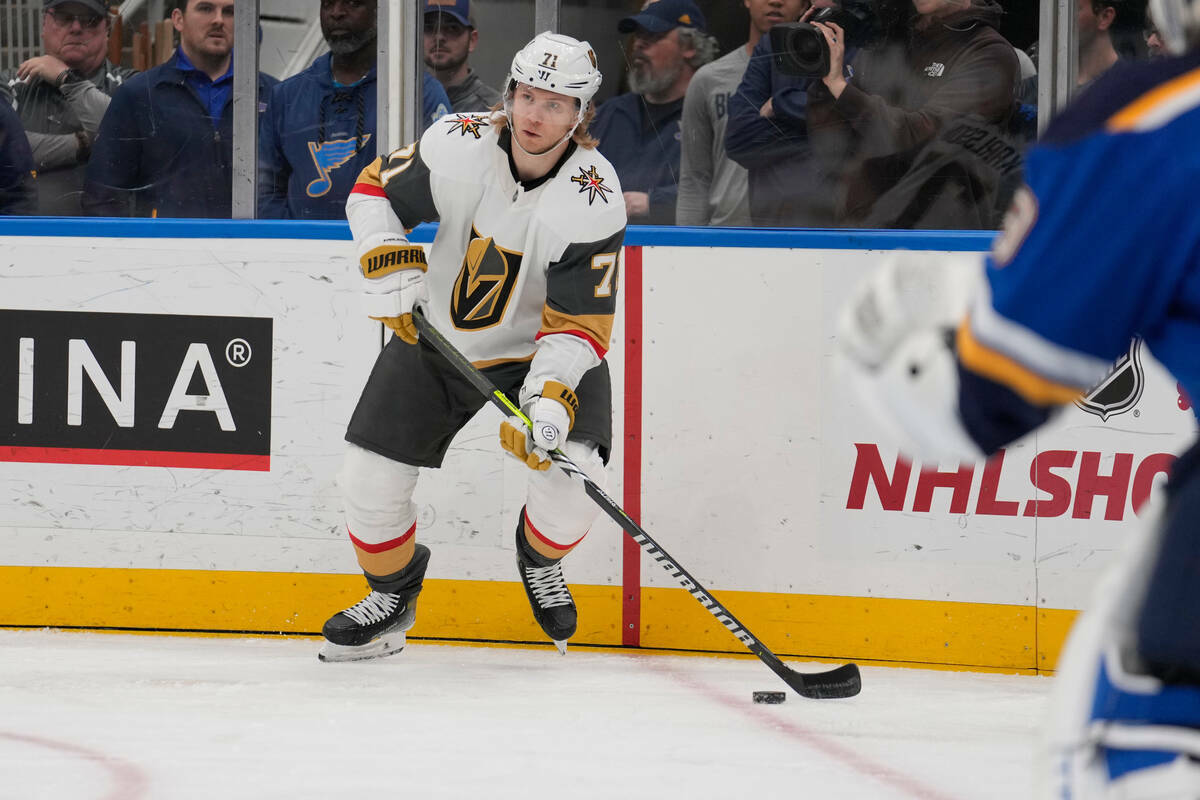 William Karlsson (71) de Vegas Golden Knights observa un pase durante el primer periodo de un p ...