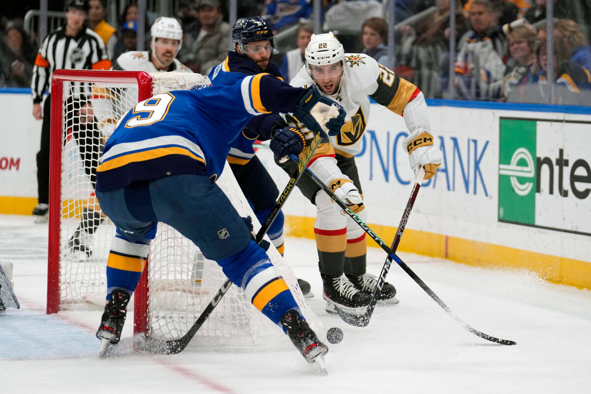 Michael Amadio (22) de Vegas Golden Knights pasa alrededor de Sammy Blais de St. Louis Blues, i ...