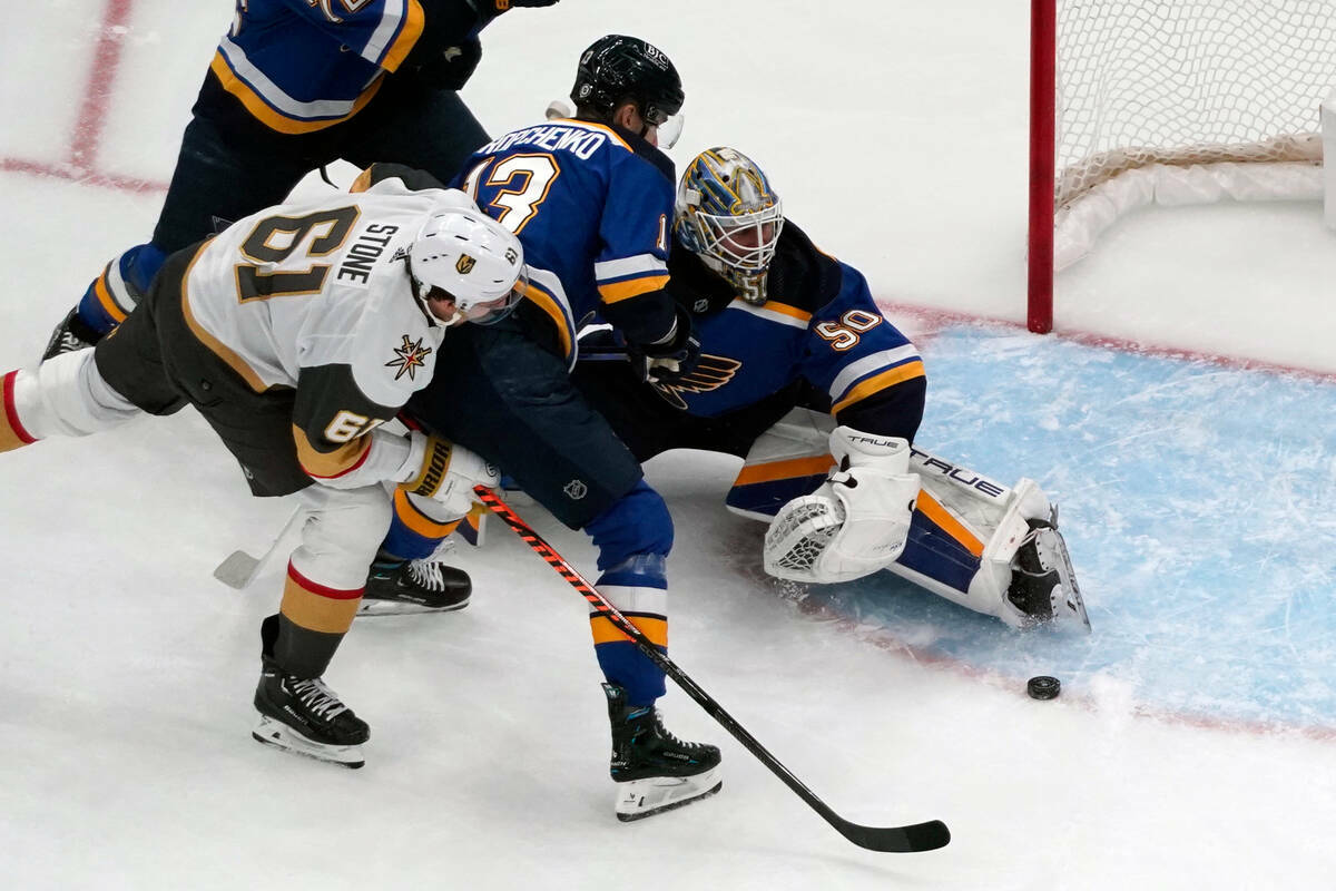 Mark Stone (61) de Vegas Golden Knights no puede anotar ante el portero de St. Louis Blues Jord ...