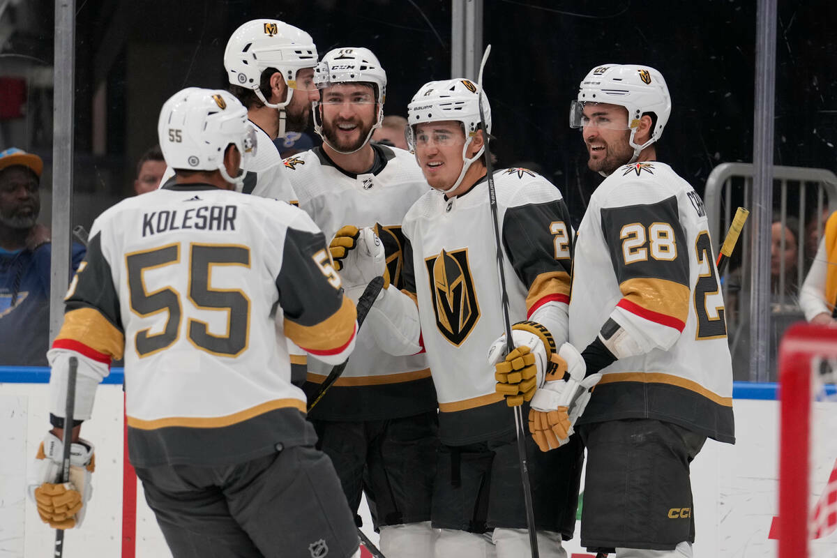 Zach Whitecloud (2) de Vegas Golden Knights es felicitado por sus compañeros de equipo despué ...