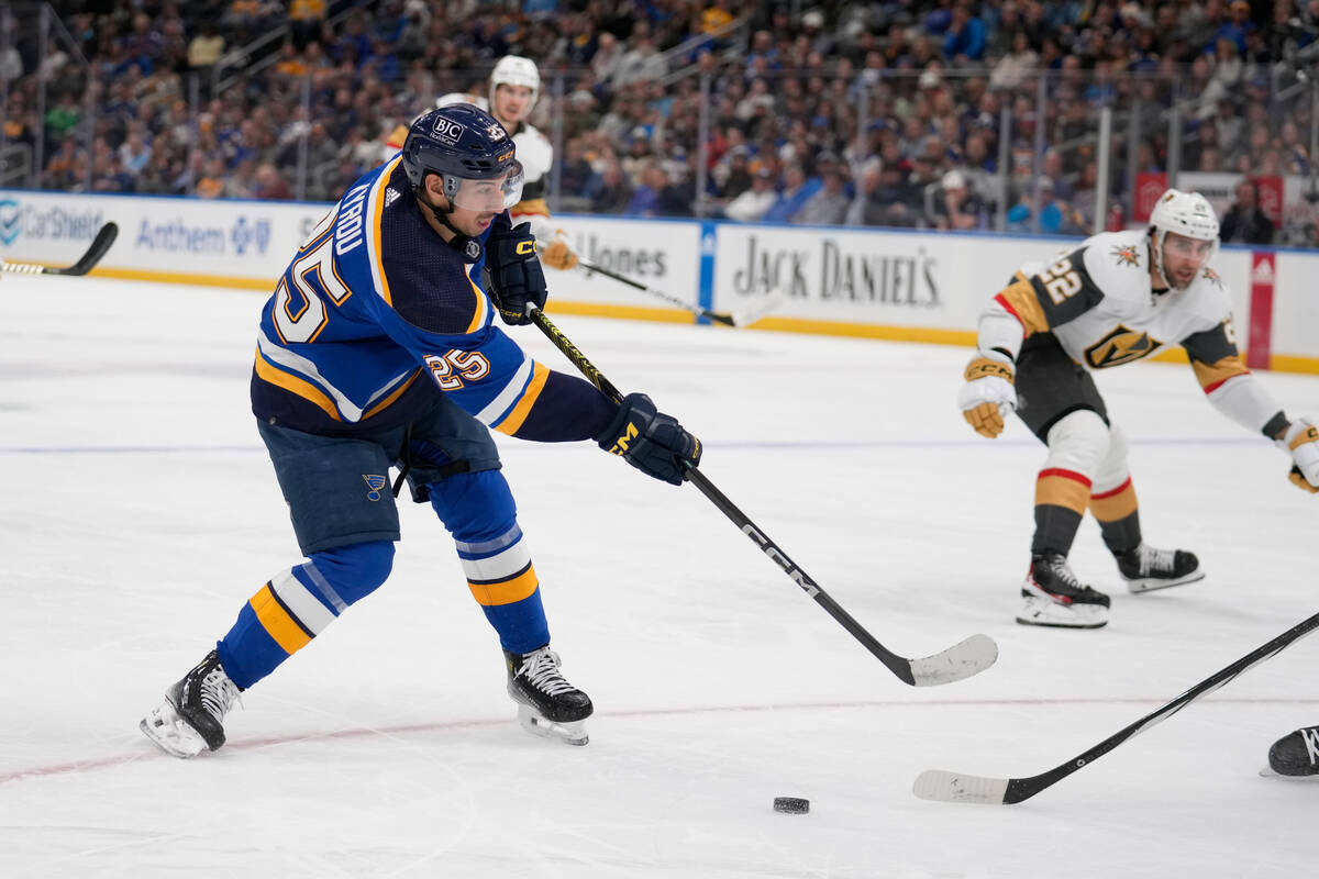 Jordan Kyrou (25) de St. Louis Blues dispara durante el segundo periodo de un partido de hockey ...