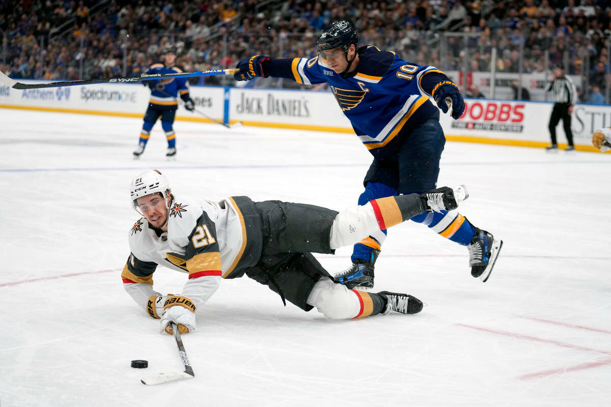 Brett Howden (21) de Vegas Golden Knights alcanza un puck suelto mientras Brayden Schenn (10) d ...