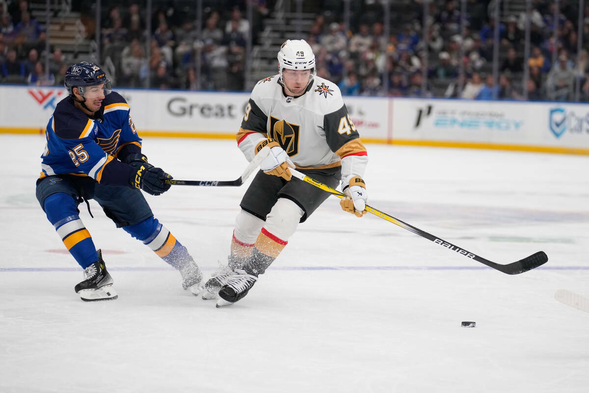 Jordan Kyrou (25) de Louis Blues y Ivan Barbashev (49) de Vegas Golden Knights pelean por un pu ...