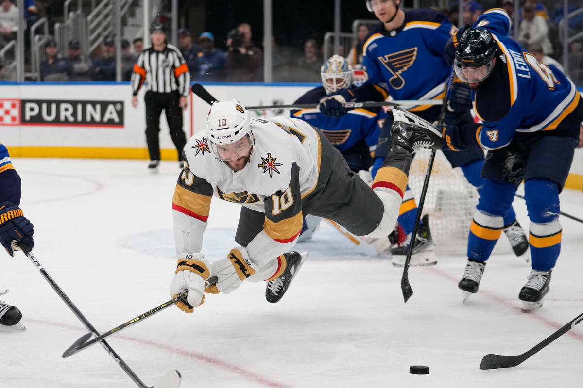 Nicolas Roy (10) de Vegas Golden Knights alcanza un puck suelto mientras Nick Leddy (4) de St. ...