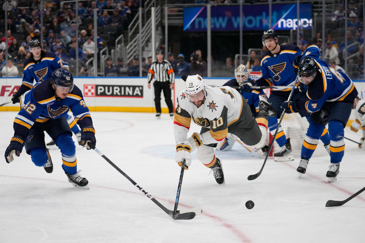 Nicolas Roy (10) de Vegas Golden Knights alcanza un puck suelto mientras Kasperi Kapanen (42) y ...