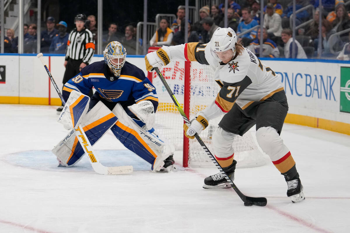 William Karlsson (71) de Vegas Golden Knights maneja el puck mientras el portero de St. Louis B ...