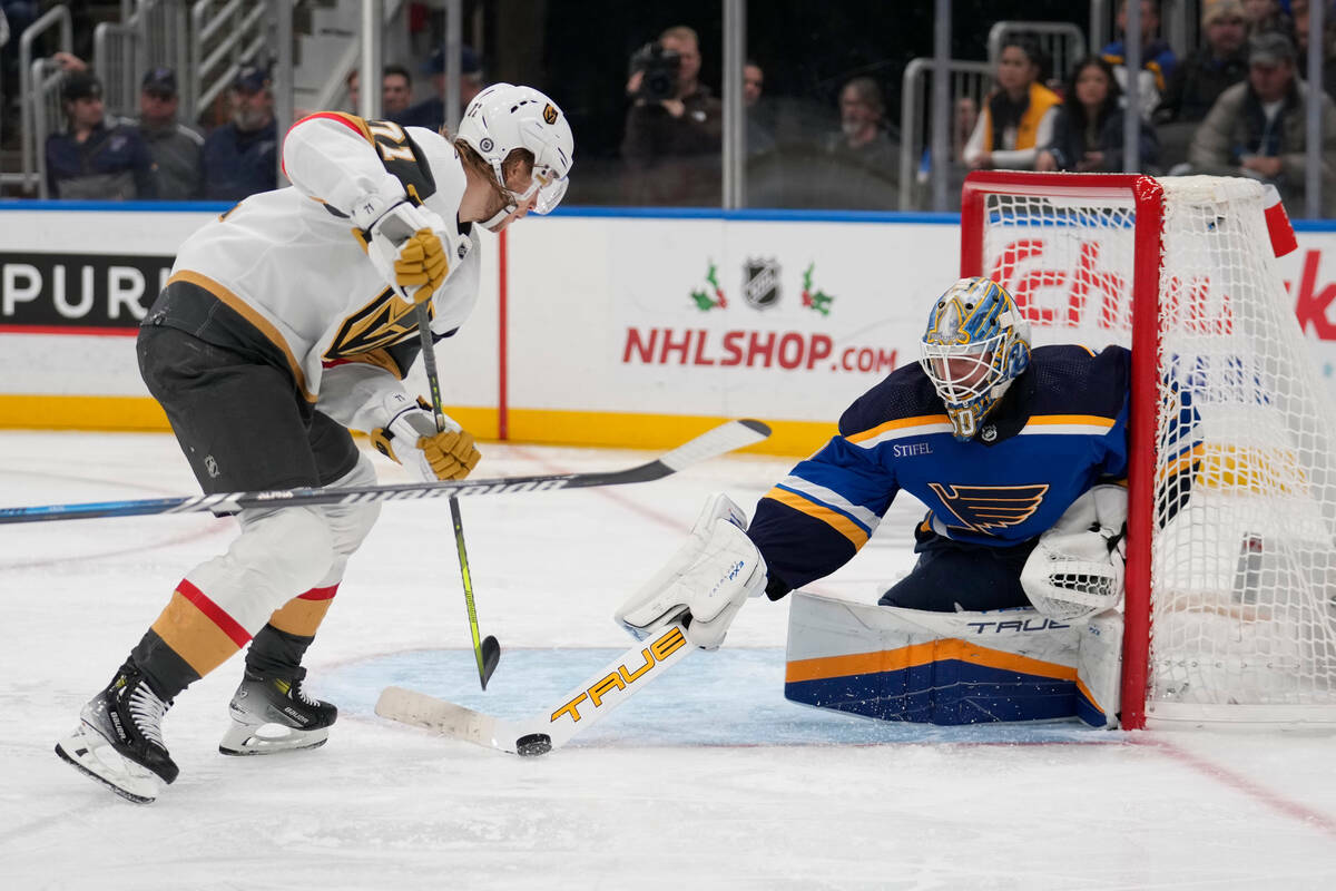 El portero de St. Louis Blues Jordan Binnington, derecha, desvía el puck de William Karlsson ( ...