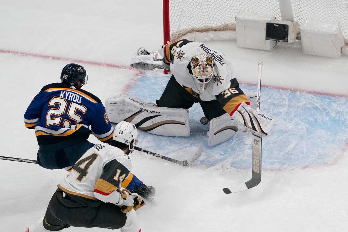 Jordan Kyrou (25) de los St. Louis Blues anota ante el portero de Vegas Golden Knights Logan Th ...