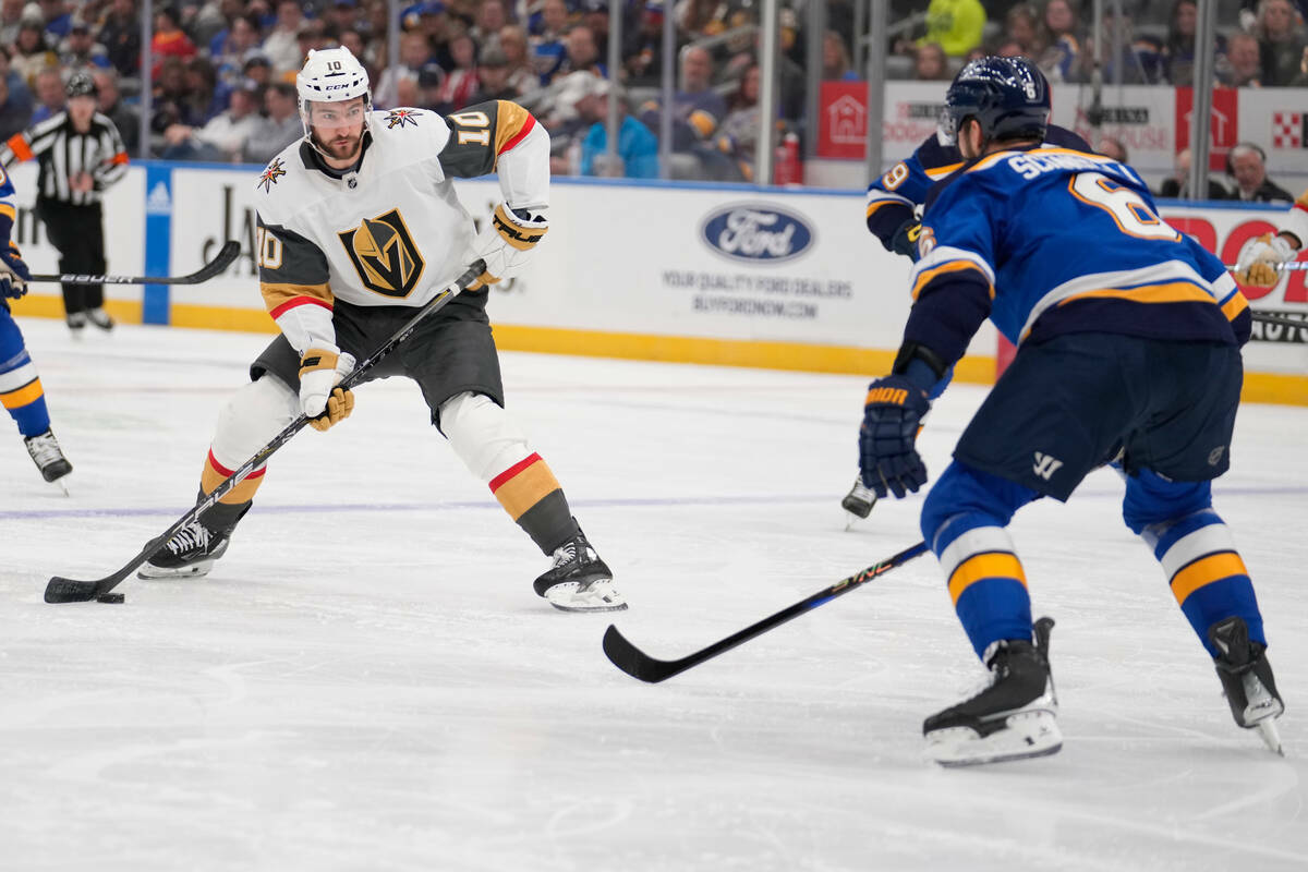 Nicolas Roy (10) de Vegas Golden Knights observa a Marco Scandella (6) de los St. Louis Blues d ...