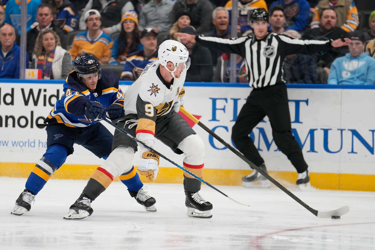 Jack Eichel (9) de Vegas Golden Knights y Nick Leddy (4) de St. Louis Blues luchan por un puck ...