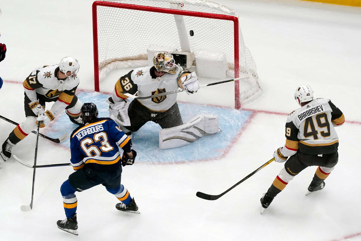 Jake Neighbours (63) de Louis Blues anota ante el portero de Vegas Golden Knights Logan Thompso ...