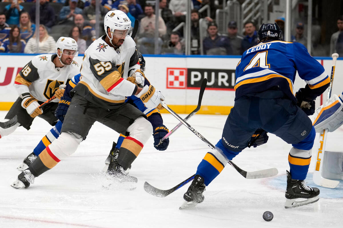 Keegan Kolesar (55) de Vegas Golden Knights alcanza un puck suelto mientras Nick Leddy (4) de S ...