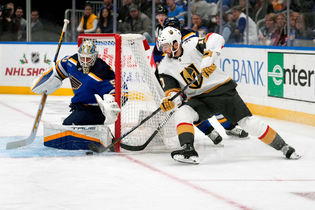 El portero de St. Louis Blues Jordan Binnington, izquierda, bloquea un intento de Nicolas Roy d ...