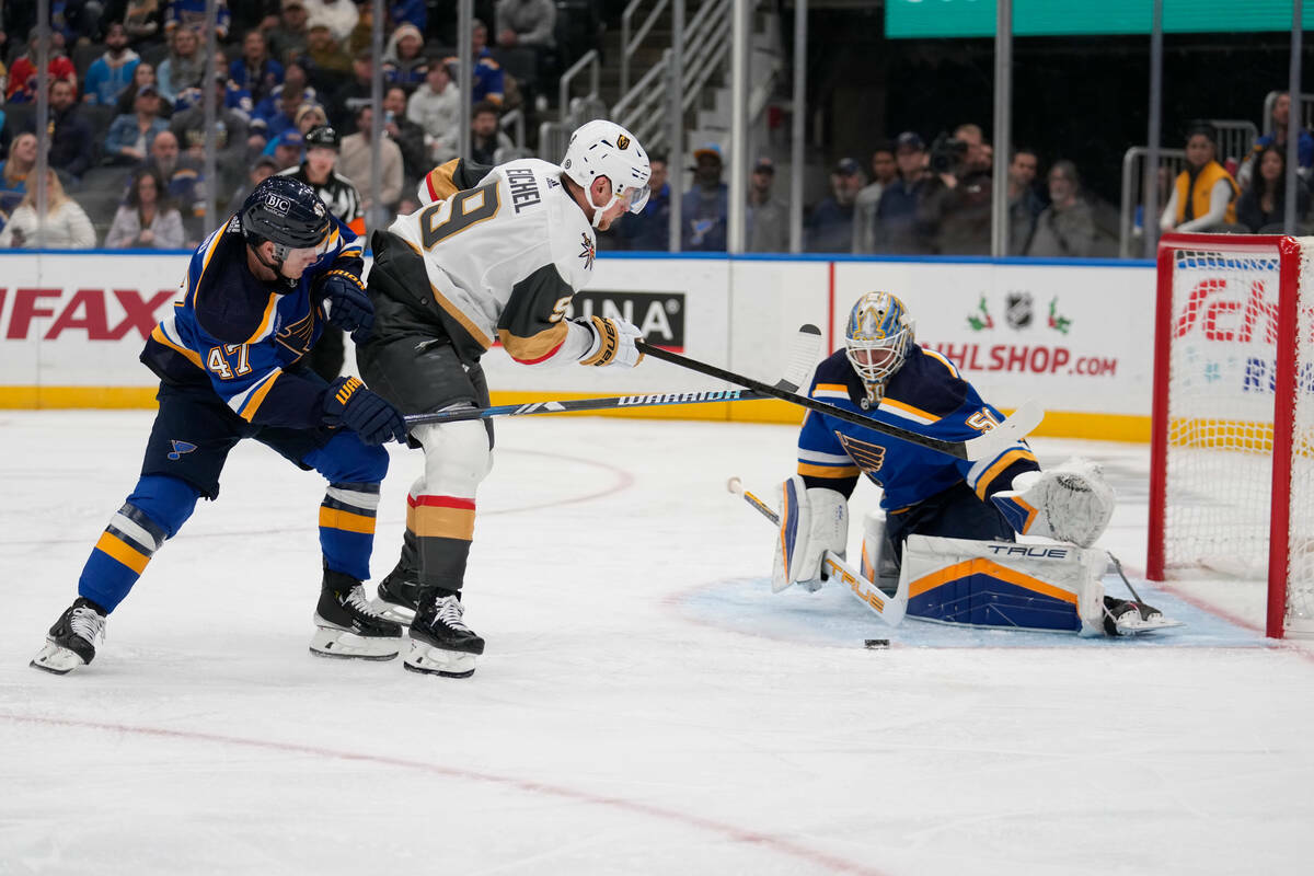 Jack Eichel (9) de Vegas Golden Knights no puede anotar ante el portero de St. Louis Blues Jord ...