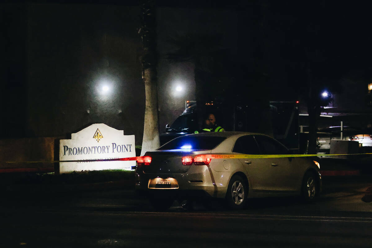 La policía bloquea la entrada al complejo de apartamentos de un posible sospechoso del tiroteo ...