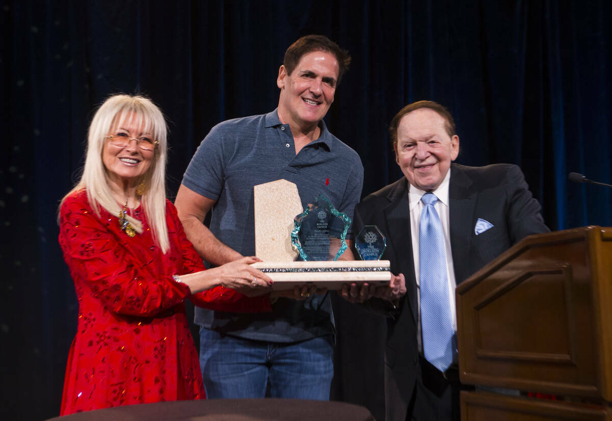 El emprendedor Mark Cuban, en el centro, posa con la Dra. Miriam Adelson y el presidente y dire ...