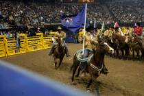 Un vaquero representa a Nevada con la bandera del estado durante las Finales Nacionales de Rode ...