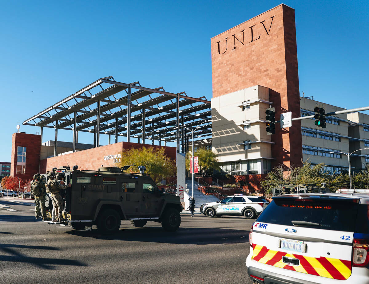 Un equipo SWAT en la escena de un tiroteo en el campus de UNLV, el miércoles 6 de diciembre de ...