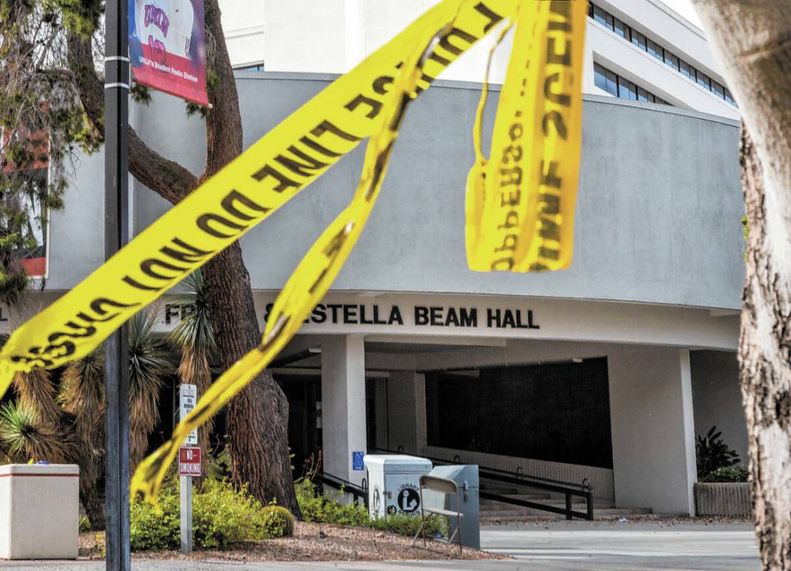 Cinta policial permanece en un árbol afuera de la entrada del Frank and Estella Beam Hall tras ...