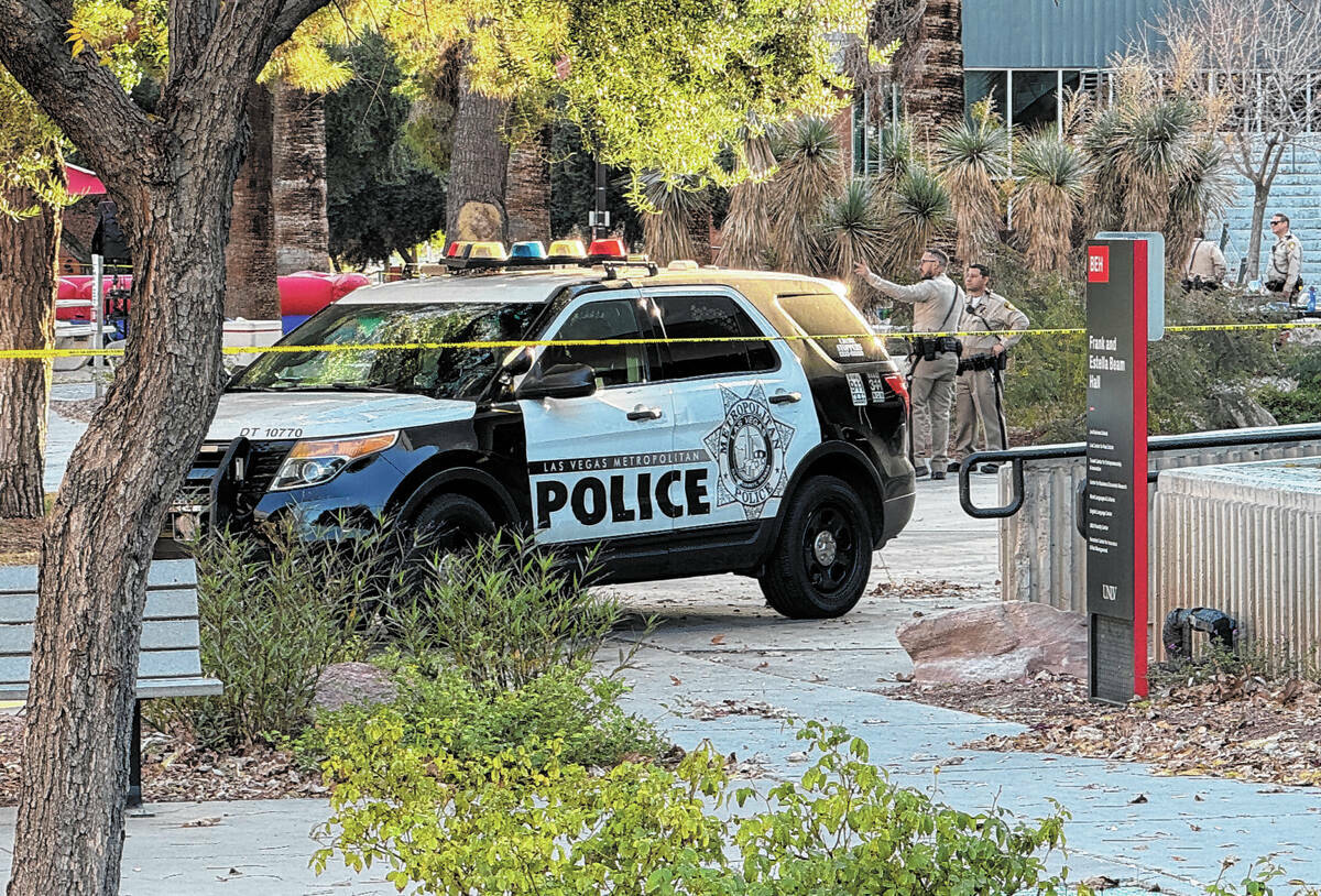 La policía investiga entre la Unión de Estudiantes y Beam Hall en el campus de la UNLV, en La ...