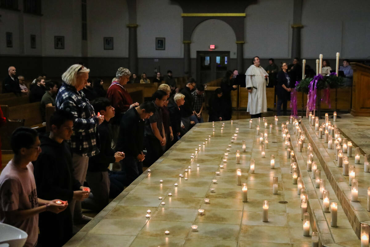 Personas lloran en una oración comunitaria celebrada por las víctimas del tiroteo del 6 de di ...