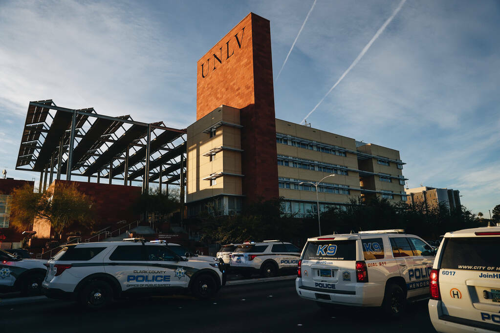 La policía en la escena de un tiroteo en el campus de la UNLV, el miércoles 6 de diciembre de ...