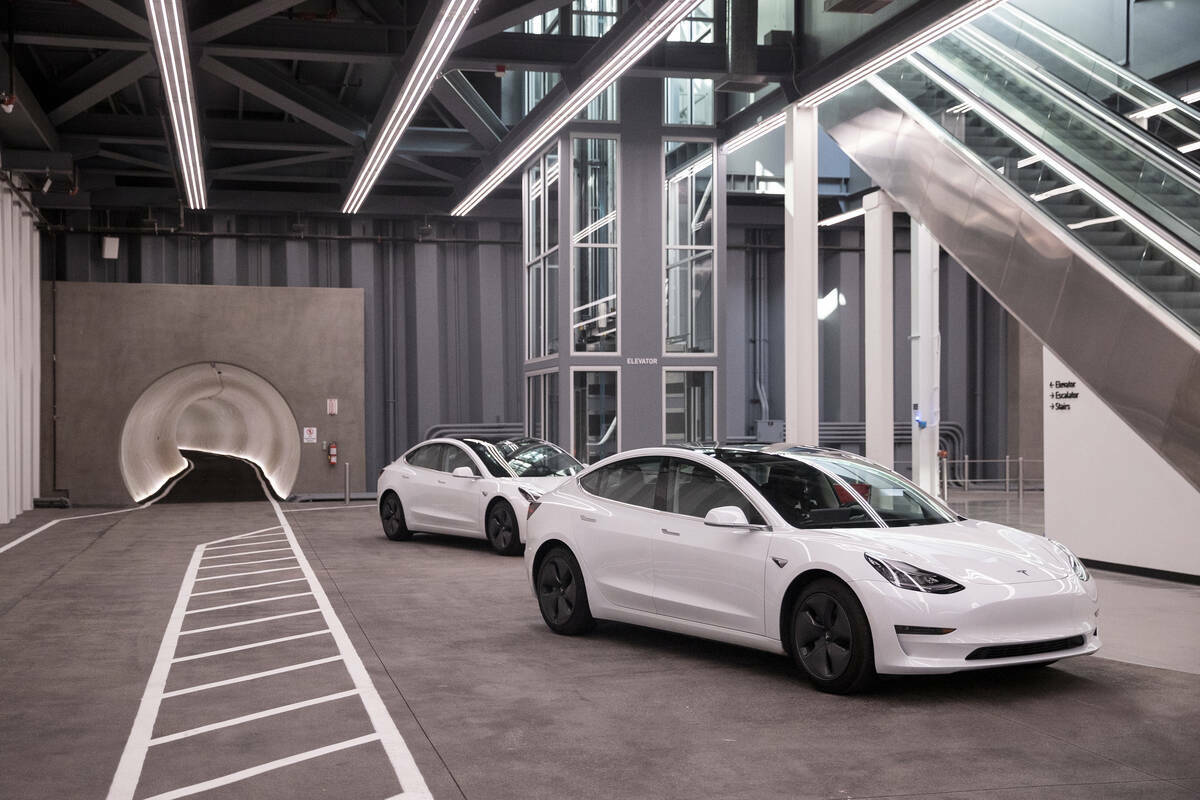 La estación central del Convention Center Loop de Boring Company durante un recorrido para med ...