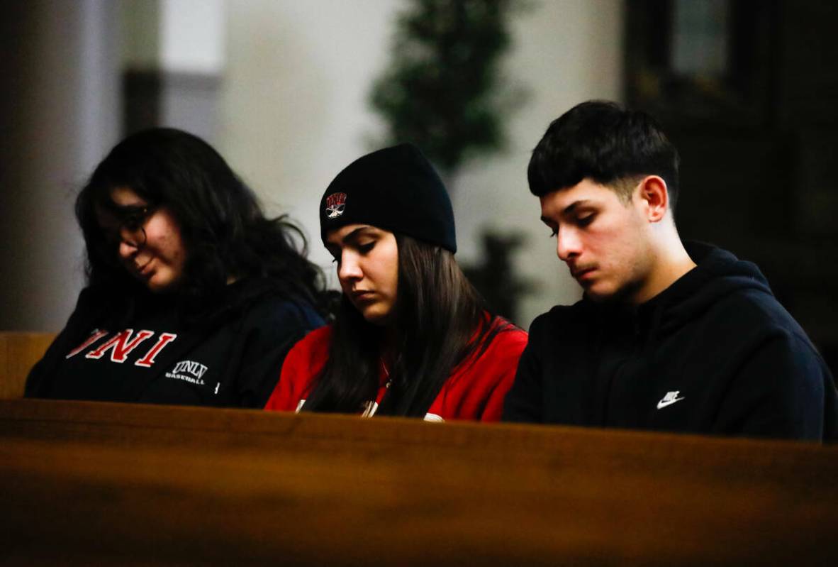 Personas lloran en una oración comunitaria celebrada por las víctimas del tiroteo del 6 de di ...