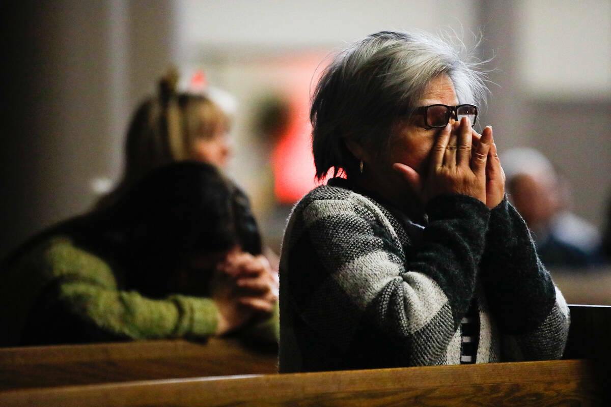 Personas lloran en una oración comunitaria celebrada por las víctimas del tiroteo del 6 de di ...
