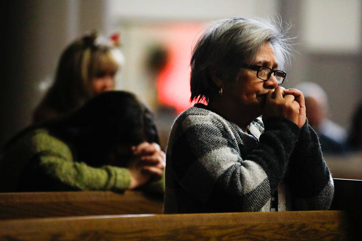 Personas lloran en una oración comunitaria celebrada por las víctimas del tiroteo del 6 de di ...